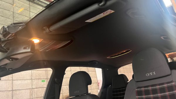 フォルクスワーゲンゴルフ5天井張替え　剥がれ　断熱材│神奈川県横浜市