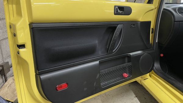 VW ニュービートルのドア内張り張替え｜浮いた生地を修理【東京都港区】