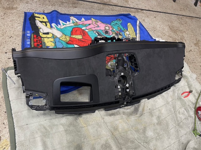 ポルシェ カイエン ダッシュボード浮き修理 アルカンターラ施工後