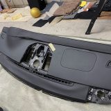 ポルシェ カイエンのダッシュボード上部を張替え｜黒の合皮＋ダブルステッチ仕上げ【横浜市】