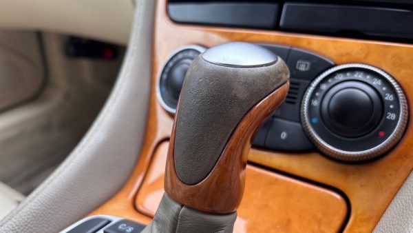 メルセデス・ベンツのシフトノブ擦れ・色落ちを補修｜交換せず塗装でリペア【横浜市】