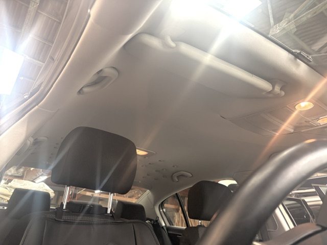 VWパサートセダンの天井張替え前。ビス止めで応急処置された天井剥がれ