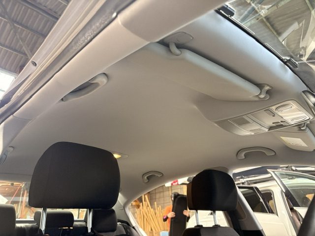 VWパサートセダンの天井張替え後。アイスグレーの生地で仕上げた車内